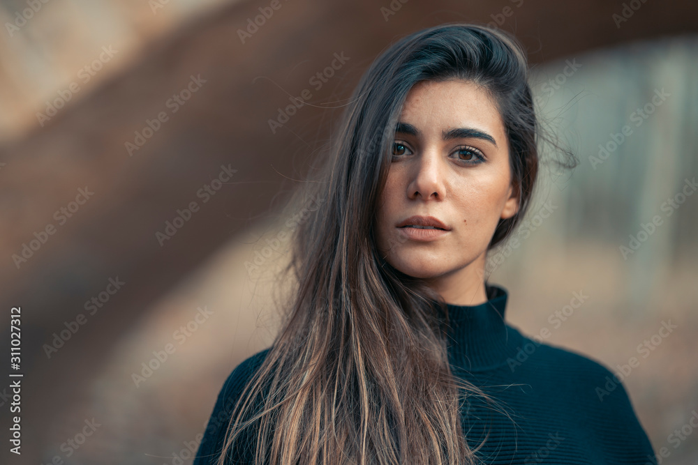 Naklejka premium Retrato de mujer joven en paisaje de otoño
