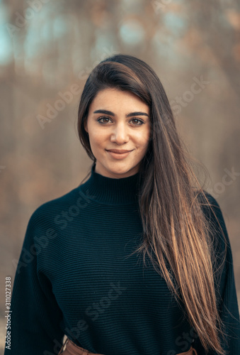 Retrato de mujer joven en paisaje de otoño