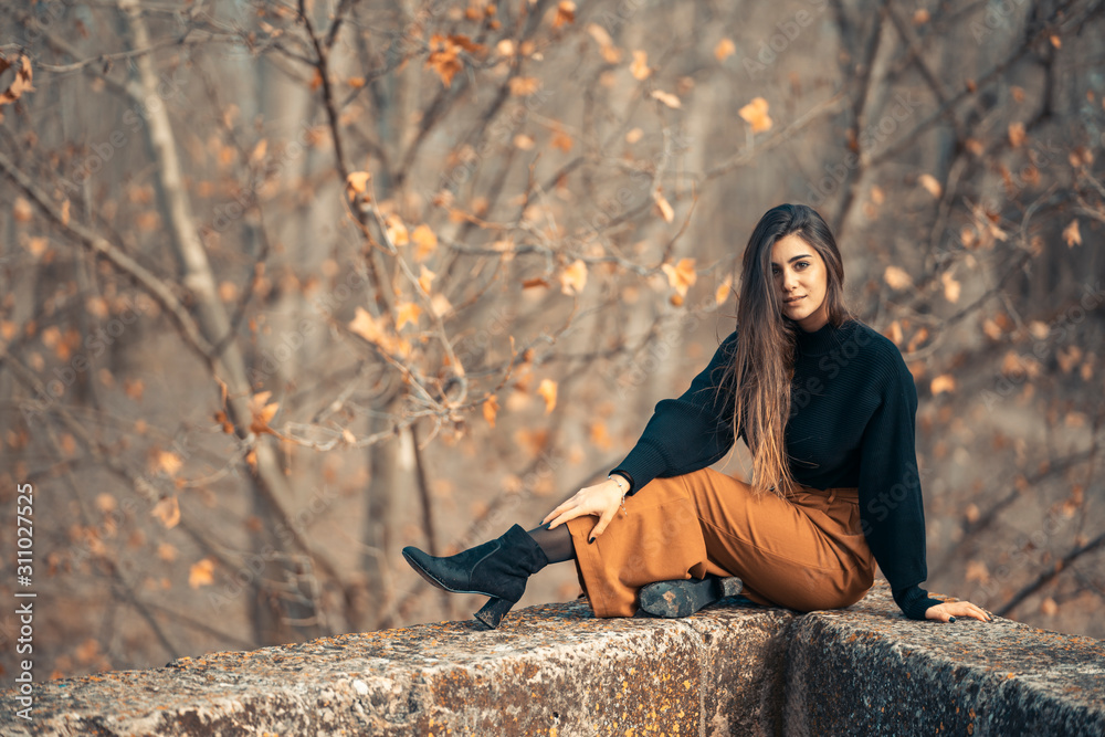 Mujer joven en paisaje de otono Stock Photo Adobe Stock