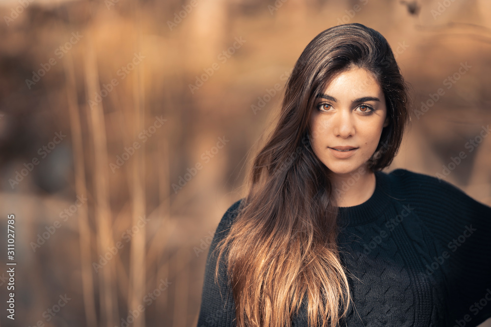 Fototapeta premium Retrato de mujer joven en paisaje de otoño
