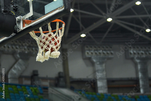 Basketball ball entering the ring and falling through the net © Celso Pupo