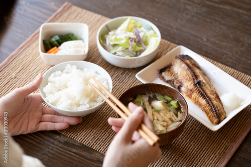 朝食を食べる若い女性の手元 photo
