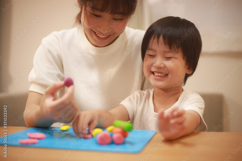 粘土で遊ぶ親子 粘土で遊ぶ親子
