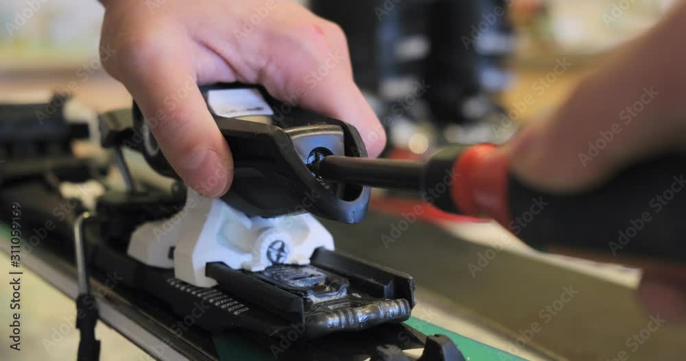 Ski tuning Adjusting ski rear binding DIN setting with a flathead