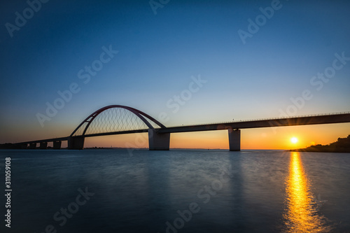 Die Fehmarnsundbrücke im Sonnenuntergang