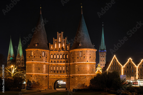 Das Holstentor in Lübeck zur Weihnachtszeit