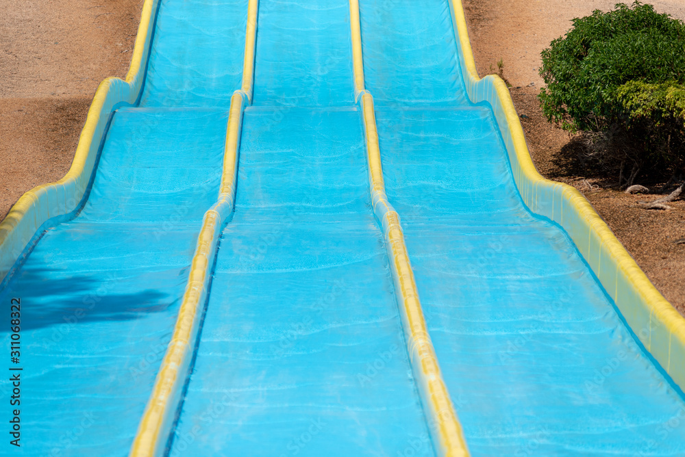 Obraz premium Empty bright blue waterslide in an aguapark.