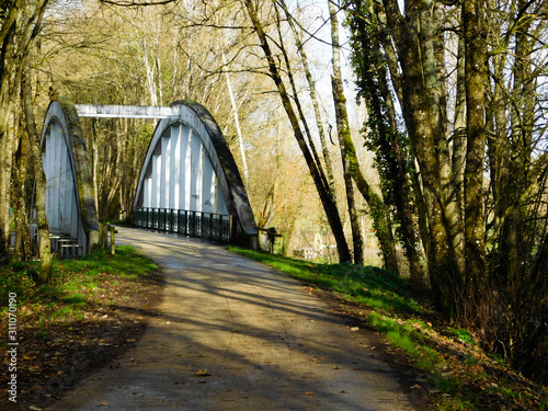 Pont sur la voie verte à Bourges au-dessus du canal de Berry
