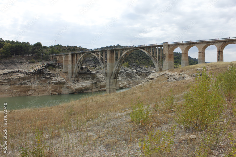 Viaducto de Entrepeñas en el río Tajo (Guadalajara)