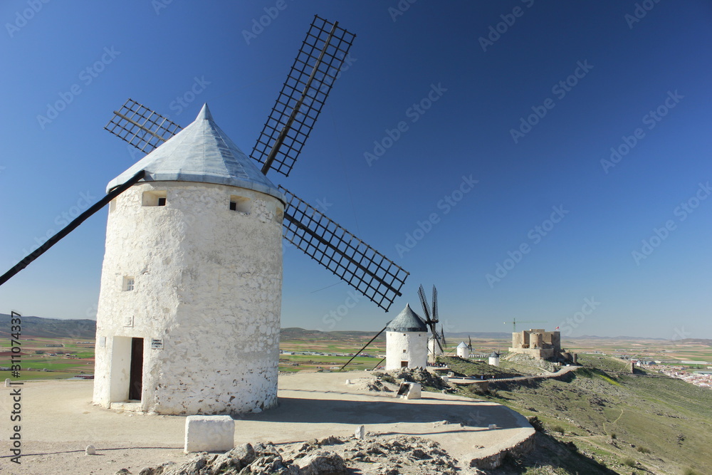 Molinos de viento y castillo en Consuegra (Toledo)