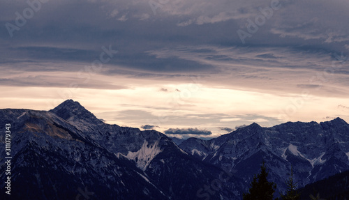 berglandschaft in den alpen mit Foehnwolken © pengelmann