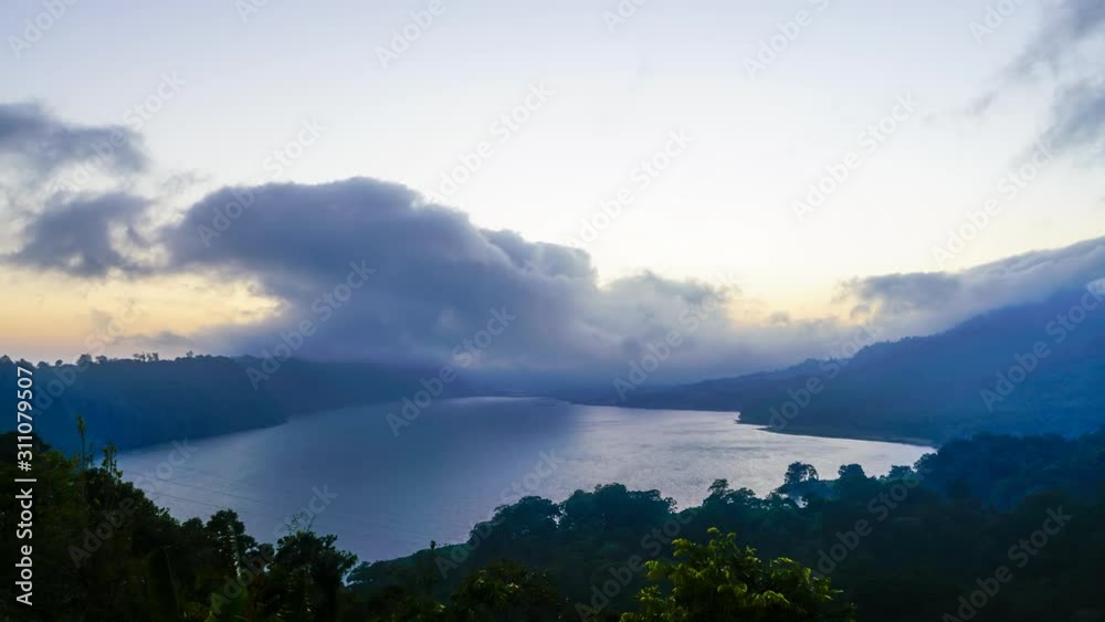 Timelapse Lever de soleil sur le Lac de Munduk à bali Timelapse Lever de soleil sur le Lac de Munduk à bali