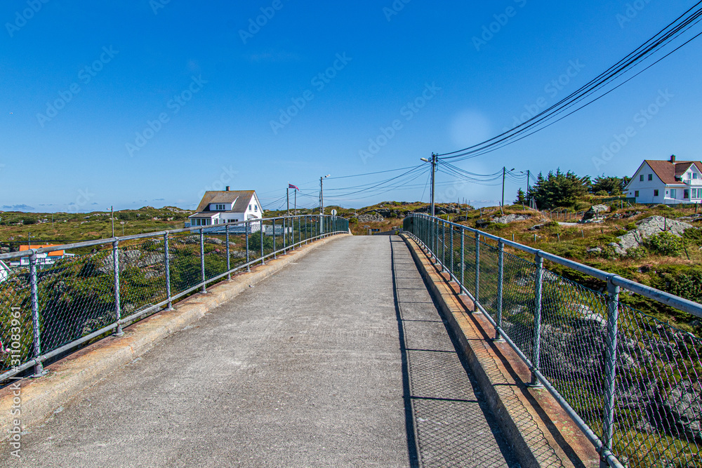 Obraz premium Bridge between the islands in the beautiful old fishing village Rovaer in western Norway.