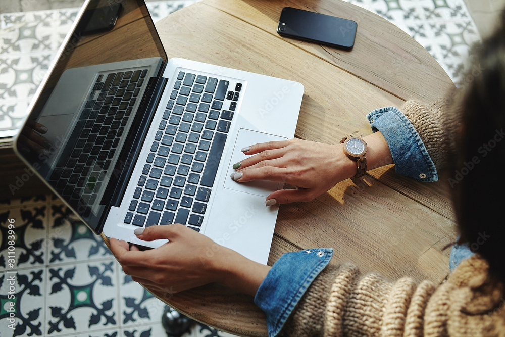 Obraz premium woman working on laptop on the table. view from above