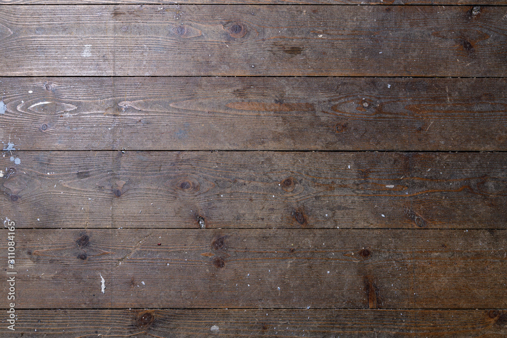 Fototapeta premium Werkstattboden aus braunen Holzbohlen gebraucht und alt mit Staub, Sand, dreckig