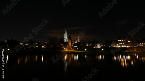 Ulm, Deutschland: Nächtliche Skyline mit dem Ulmer Münster hinter der Donau