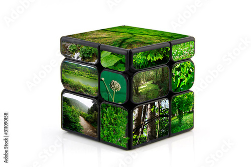 Foto Environmental protection on the green cube