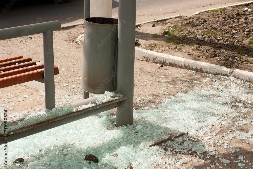 Stopping transport broken glass. Waiting for transport. Stopping transport broken glass. Waiting for transport.