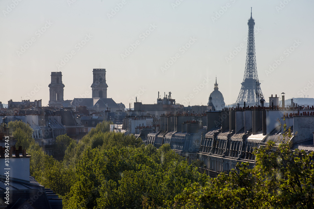Naklejka premium la tour eiffel au soleil couchant