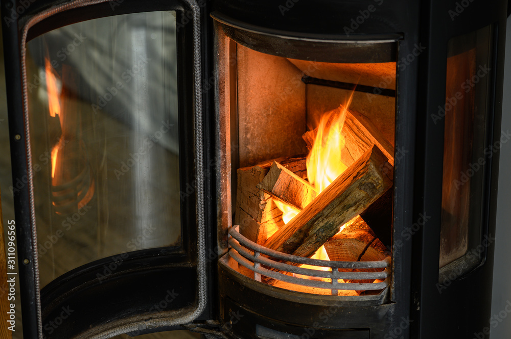 Kaminofen anfeuern mit Kaminholz