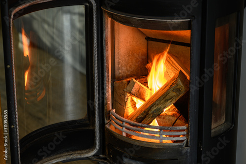 Kaminofen anfeuern mit Kaminholz