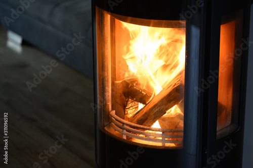 Kaminofen anfeuern mit Kaminholz