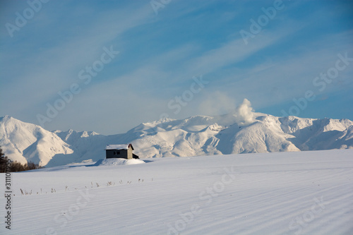 雪原と冬山の山頂　十勝岳 © kinpouge