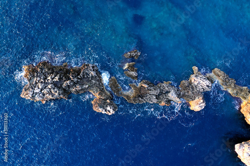 Vista cenital de piedras en el mar