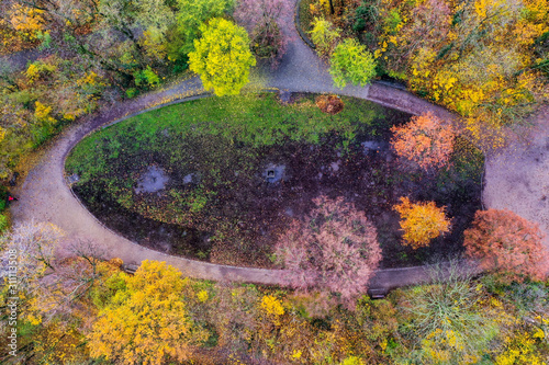 Vista cenital de parque en pleno otoño.