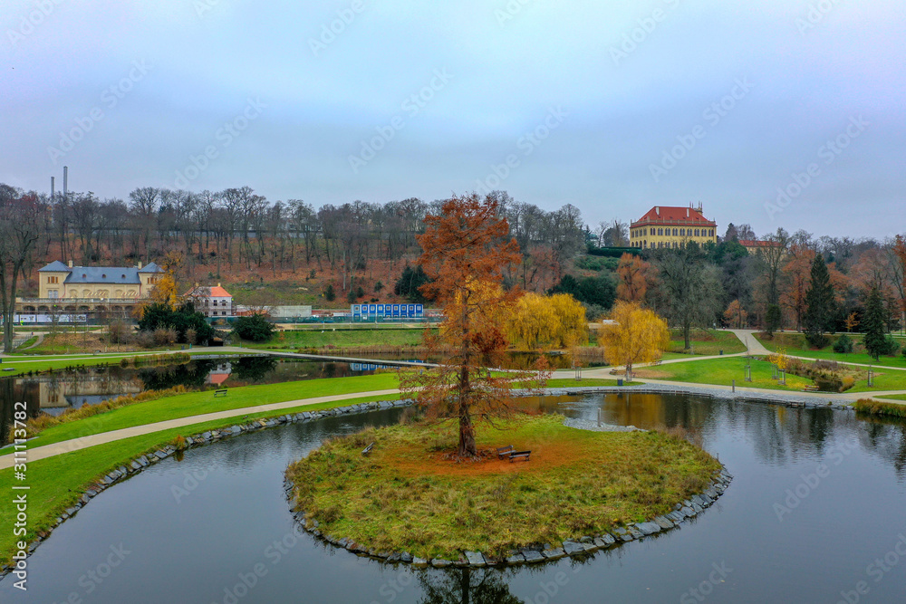 Fototapeta premium Otoño en un parque de Praga.