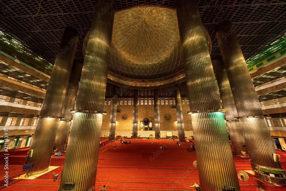 Obraz premium Interior of Istiqlal mosque, Jakarta, Indonesia