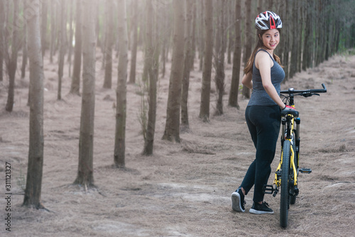 Fototapeta Naklejka Na Ścianę i Meble -  Back young female woman helmet catch bicycle