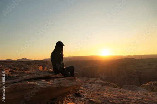 グレンキャニオンダムの夕日を見る女性 © so51hk