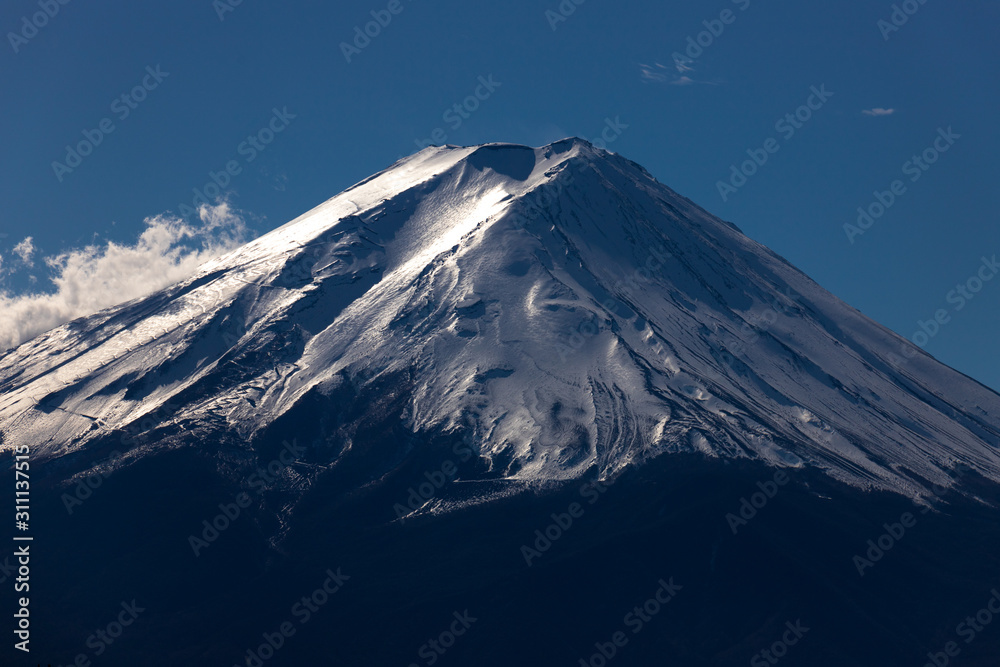 富士河口湖町から太陽を浴びて光る富士山