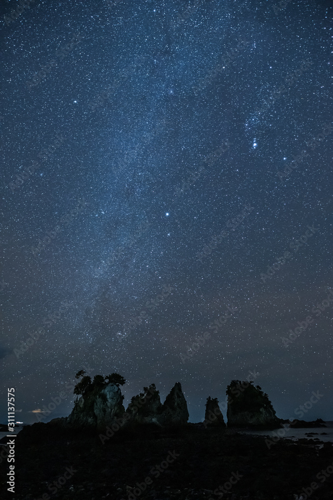 南伊豆蓑掛岩に昇る冬の星空