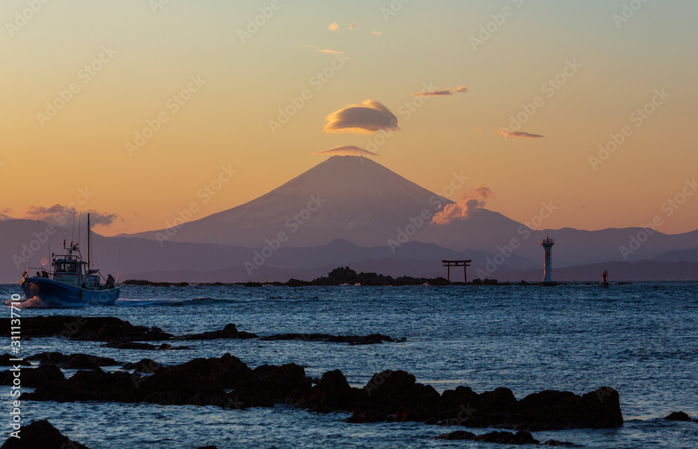葉山海岸から相模湾越しの夕焼け富士山