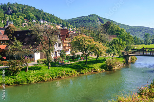 Blick auf den kleinen Ort Muggendorf im Wiesenttal in der fr  nkischen Schweiz