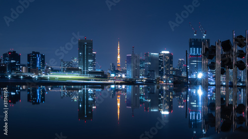 Wallpaper Mural 晴海ふ頭から見える湾岸のビル群と目の前を横切る客船の光跡 Torontodigital.ca