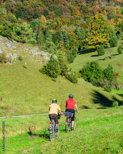 Seniorinnen machen eine entspannte Radtour im Herbst