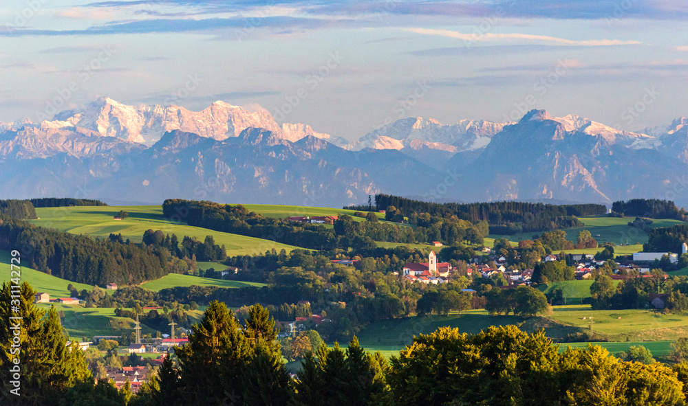 Idyllische Szenerie am bayrischen Alpenrand bei Günzach im Unterallgäu