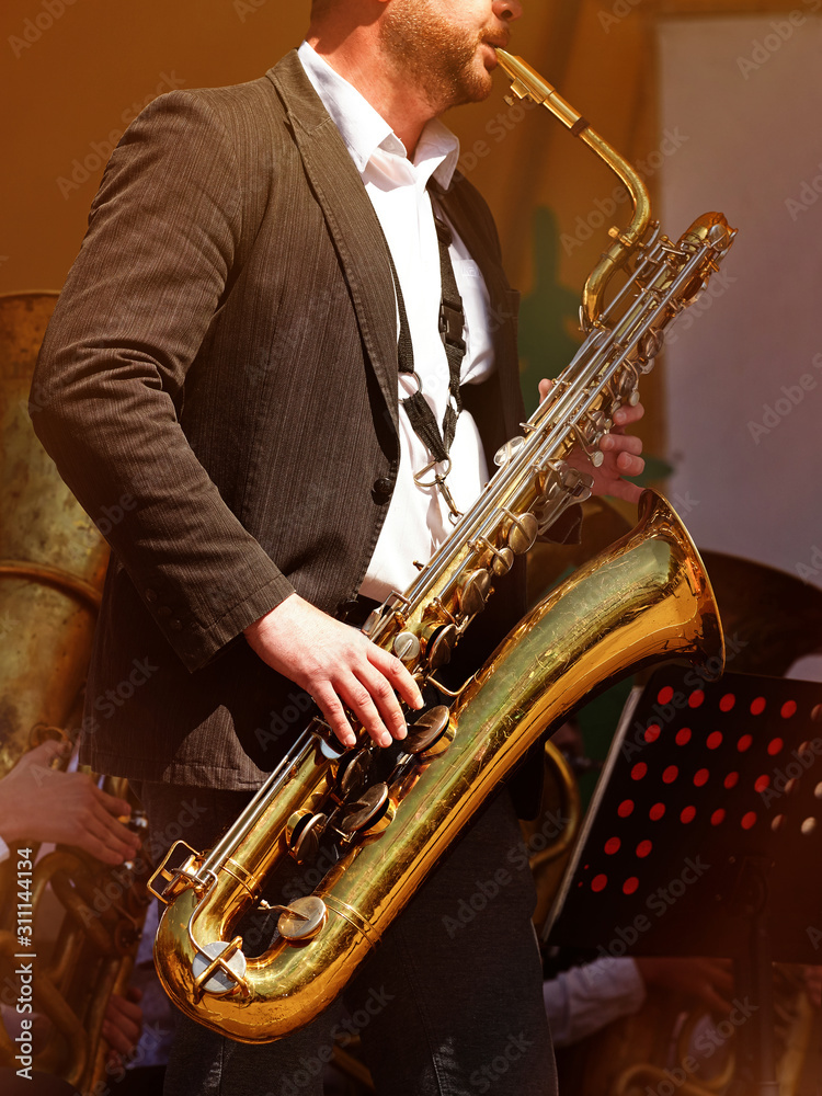 Obraz premium man in a suit playing a tenor saxophone