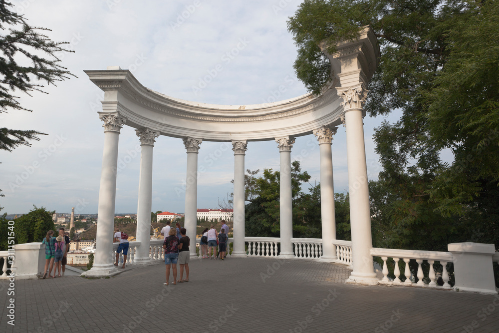 Φωτογραφία Colonnade in the square of internationalist soldiers on Lenin street in the city