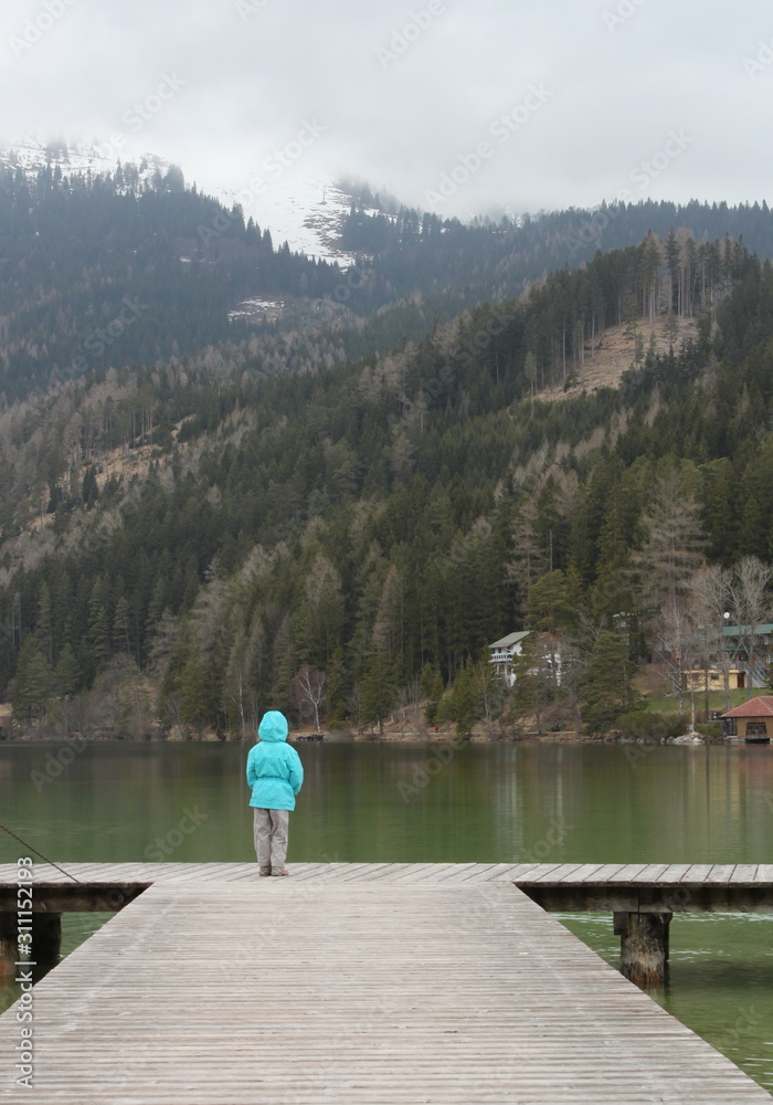 Ein Mädchen beobachtet den See in Mariazell in Österreich