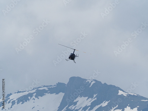 Helikopter über Bergspitze
