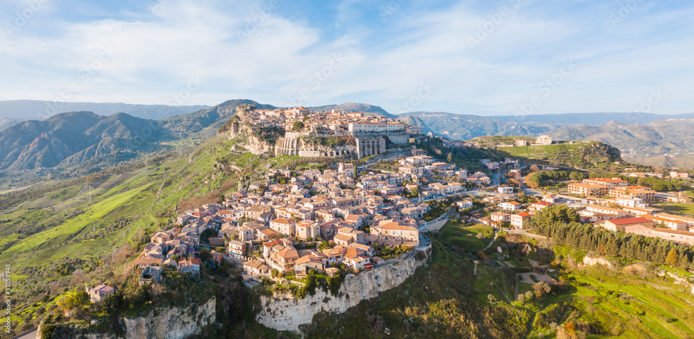 Borgo di Gerace, in Calabria. Vista aerea con drone della città delle case e delle chiese.