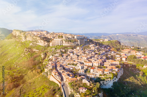 Borgo di Gerace, in Calabria. Vista aerea con drone della città delle case e delle chiese.