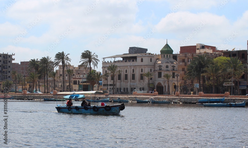 Obraz premium passenger boat sailing in river in Rashid in Egypt
