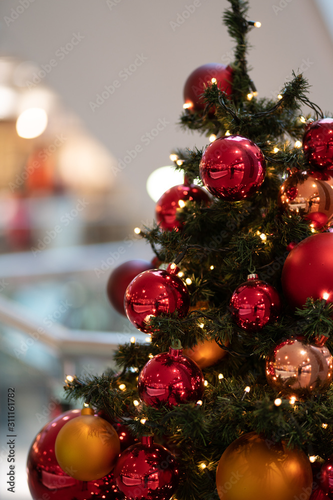 Christbaumkugeln am Weihnachtsbaum zu Weihnachten