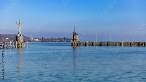 Statue der Imperia im Hafen von Konstanz und altem Leuchtturm