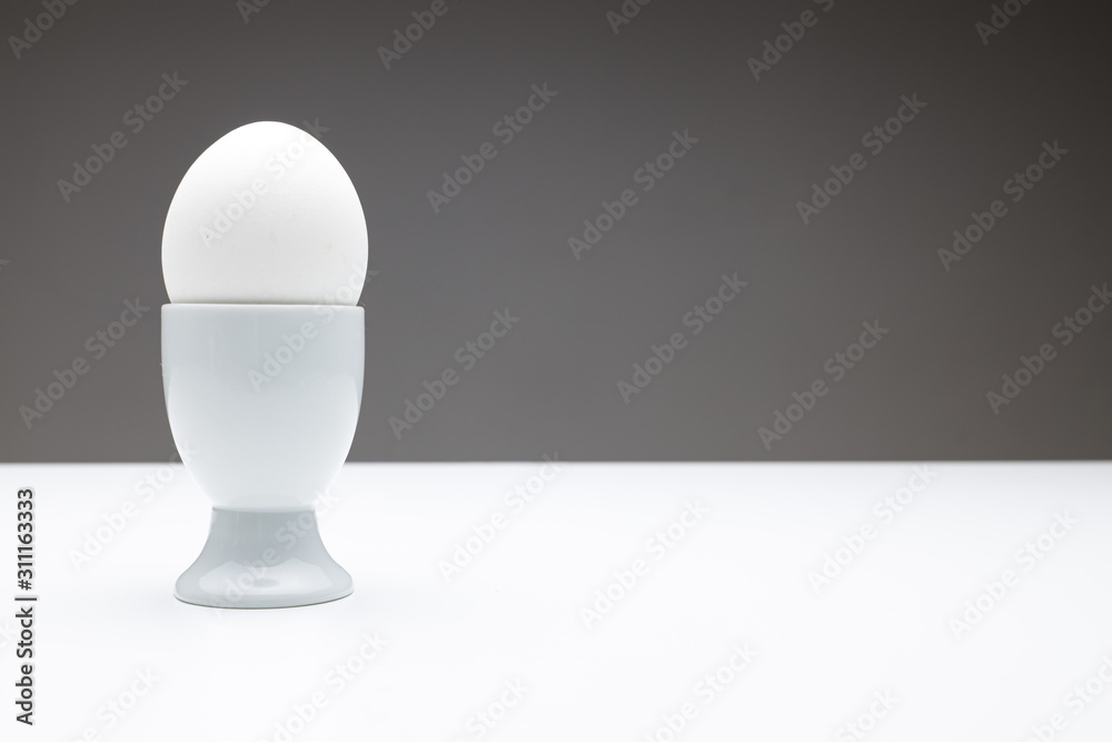 Eier im Eierbecher auf Weiß grauen Hintergrund Eier im Eierbecher auf Weiß grauen Hintergrund